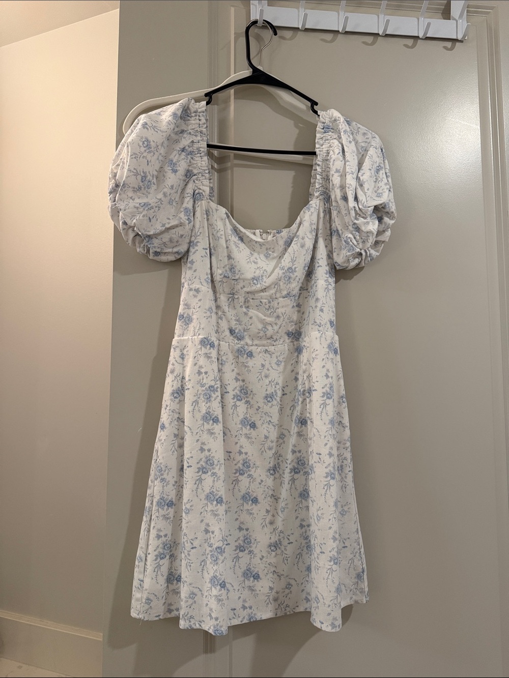 Women’s White Floral Puff-Sleeve Dress